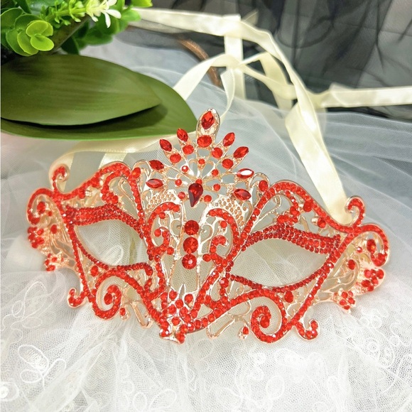 Red Rhinestone Masquerade Mask Mardi Gras Party New Year Masquerade Ball Dance - Picture 1 of 3